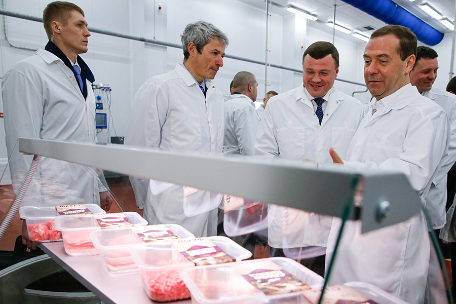 ​Премьер-министр&nbsp;Дмитрий Медведев (справа) осматривает&nbsp;мясоперерабатывающий комбинат &laquo;Тамбовский бекон&raquo; агрохолдинга &laquo;Русагро&raquo;




