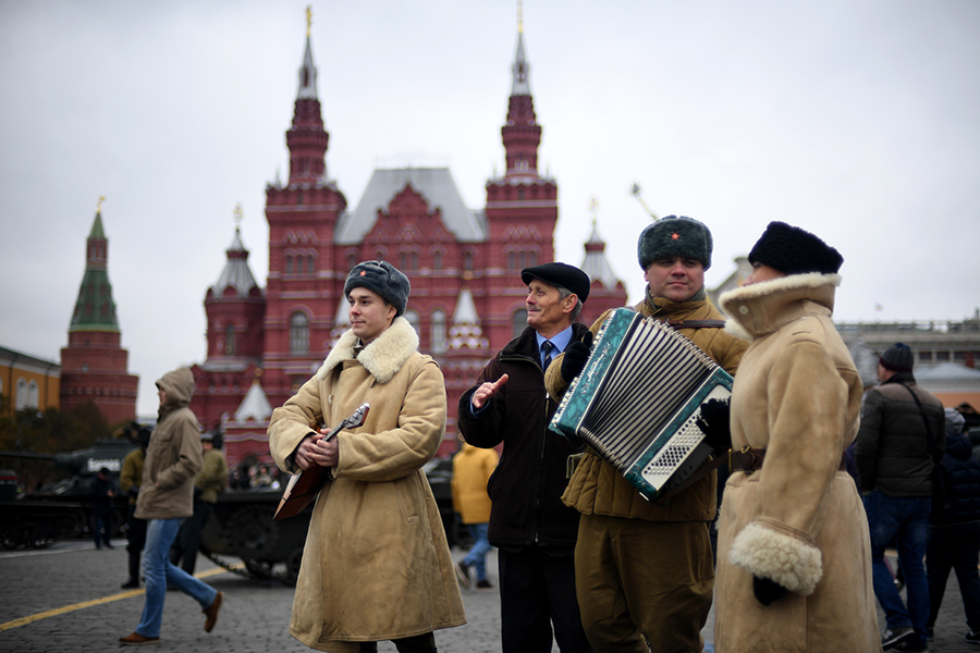 В параде также приняли участие воспитанники московских&nbsp;Суворовского и Военно-музыкального училищ, кадетские парадные расчеты от федеральных ведомств и образовательных организаций Москвы