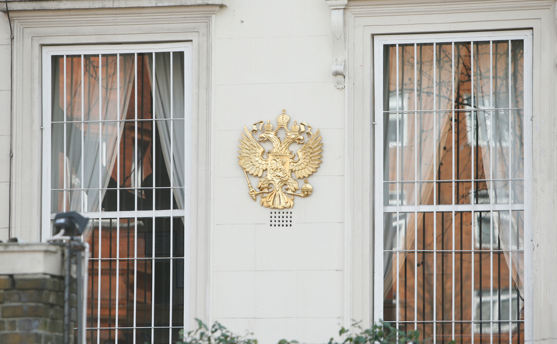 Герб России на стене посольства в Лондоне