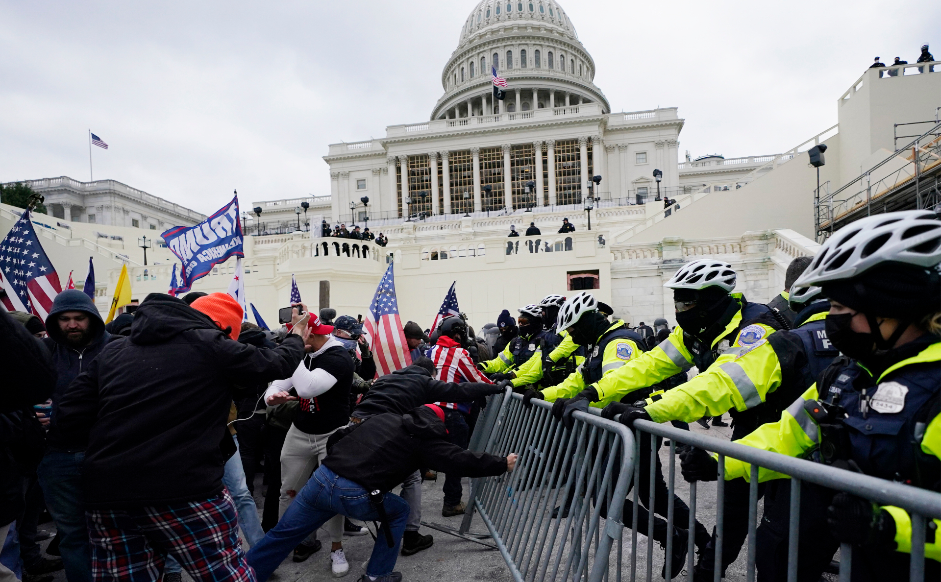 Сторонники Трампа пытаются прорваться через полицейское оцепление у Капитолия перед заседанием конгресса США, на котором тот должен был утвердить результаты президентских выборов. 6 января 2021 года