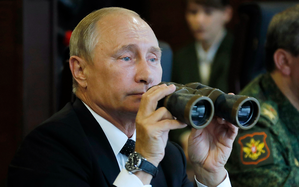 Песков рассказал, почему Путин не носит военную форму