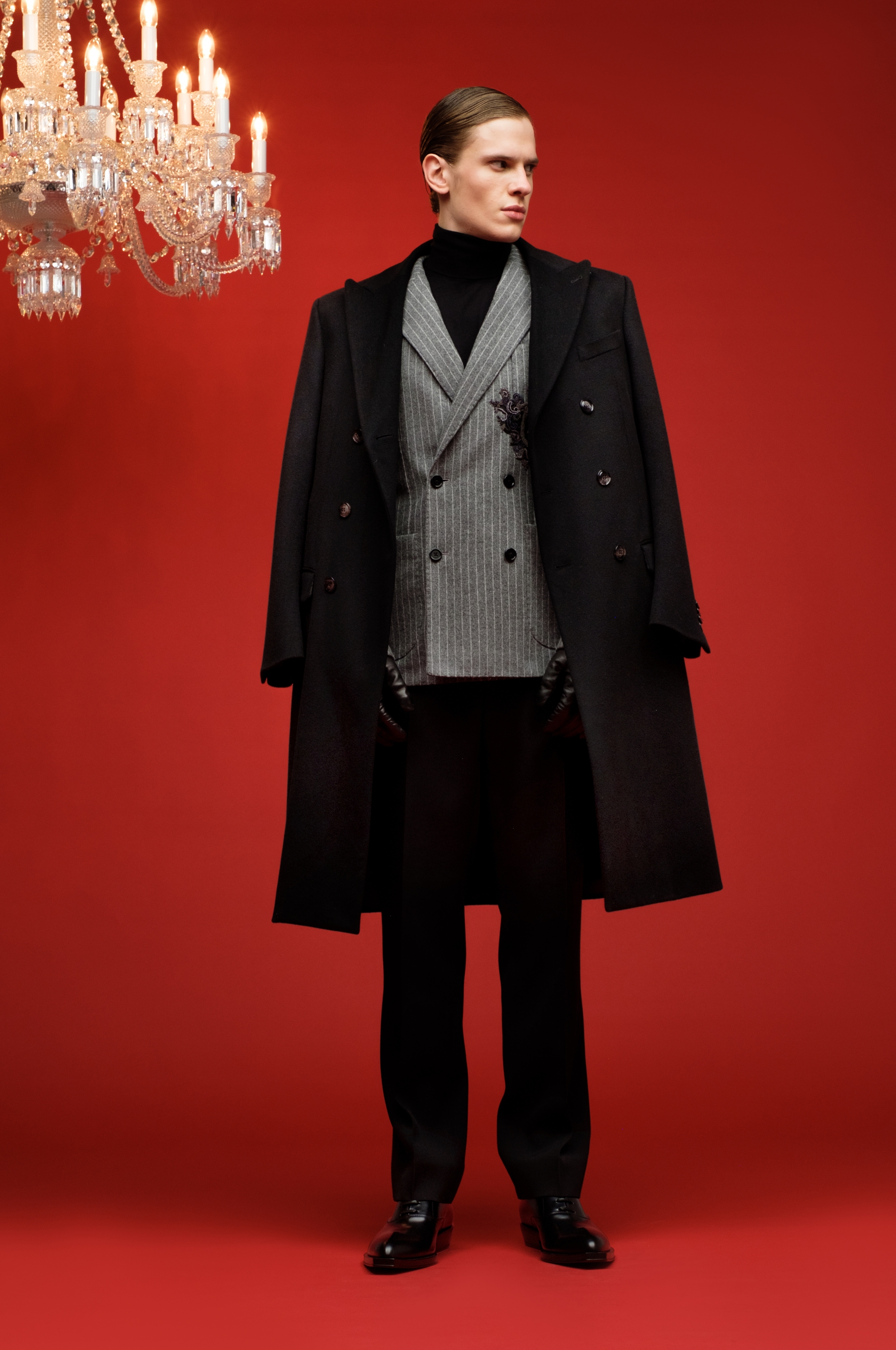 Пальто Giorgio Armani, 241&nbsp;000 руб., пиджак Dolce &amp; Gabbana, 215&nbsp;000 руб., водолазка Tom Ford, 59&nbsp;950 руб., брюки (75 950 руб.) и оксфорды (68 200 руб.)&nbsp;&mdash; все Bottega Veneta