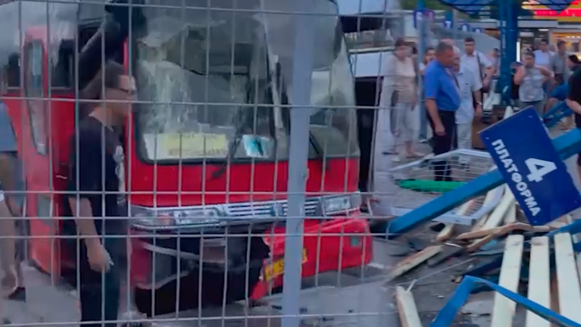 В Феодосии автобус въехал в остановку, пять человек пострадали