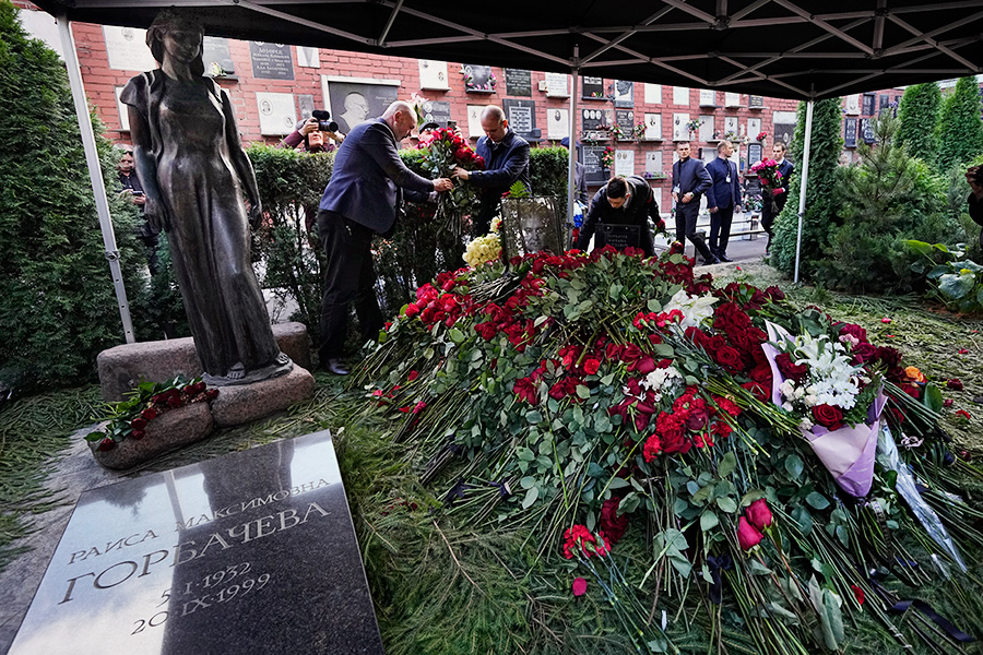 Горбачева похоронили на Новодевичьем кладбище&nbsp;рядом с его супругой Раисой, похороны прошли при участии роты почетного караула.
