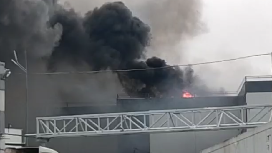Кадры с места большого пожара на складе в Подмосковье