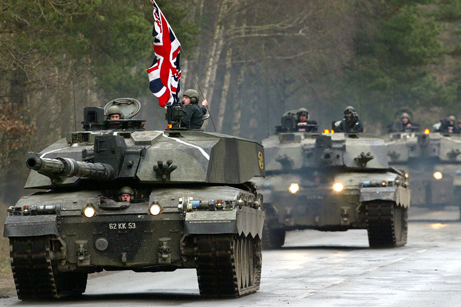 На фото: колонна танков Challenger-2 на тренировочном полигоне британской армии в Германии, 21 января 2003 года.

Challenger 2&nbsp;&mdash; основной боевой танк в армиях Великобритании и Омана, обладает высокой мобильностью и в основном предназначен для использования в зонах прямого огня, но может действовать в широком спектре конфликтов высокой интенсивности, сообщает его производитель Rheinmetall BAE Systems Land.

Машина оснащена 120-мм нарезной танковой пушкой L30. Танки этого типа использовались британской армией в Боснии, Косово и Ираке.

Правительство Великобритании объявило о решении поставить 14 танков, в случае выполнения этого решения&nbsp;созданные в конце 1990-х танки станут первыми современными западными танками в распоряжении Украины