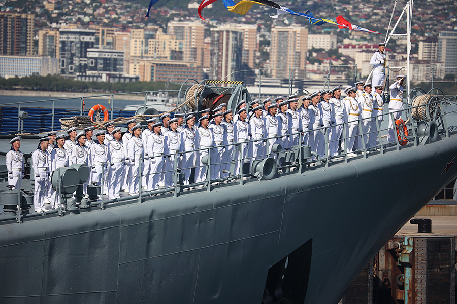 Моряки на параде в честь Дня ВМФ в Новороссийске.