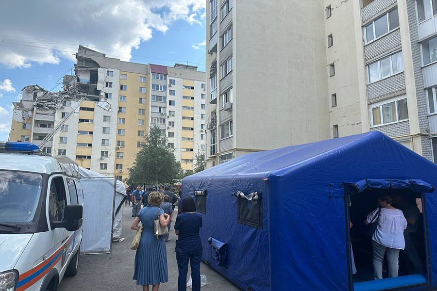 Вблизи места взрыва установили палатку для размещения эвакуированных жителей, еще один пункт с горячим питанием для пострадавших власти организовали в местной школе.
