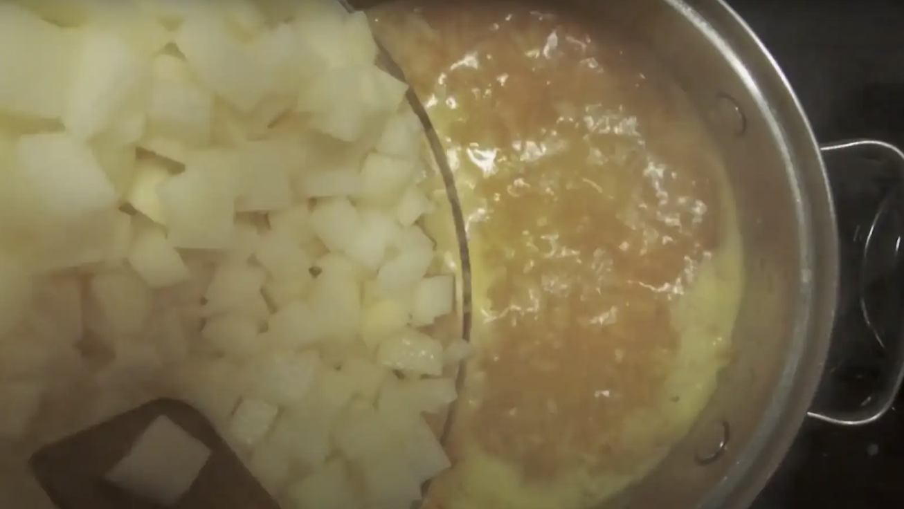 Добавьте зажарку и картофель в бульон