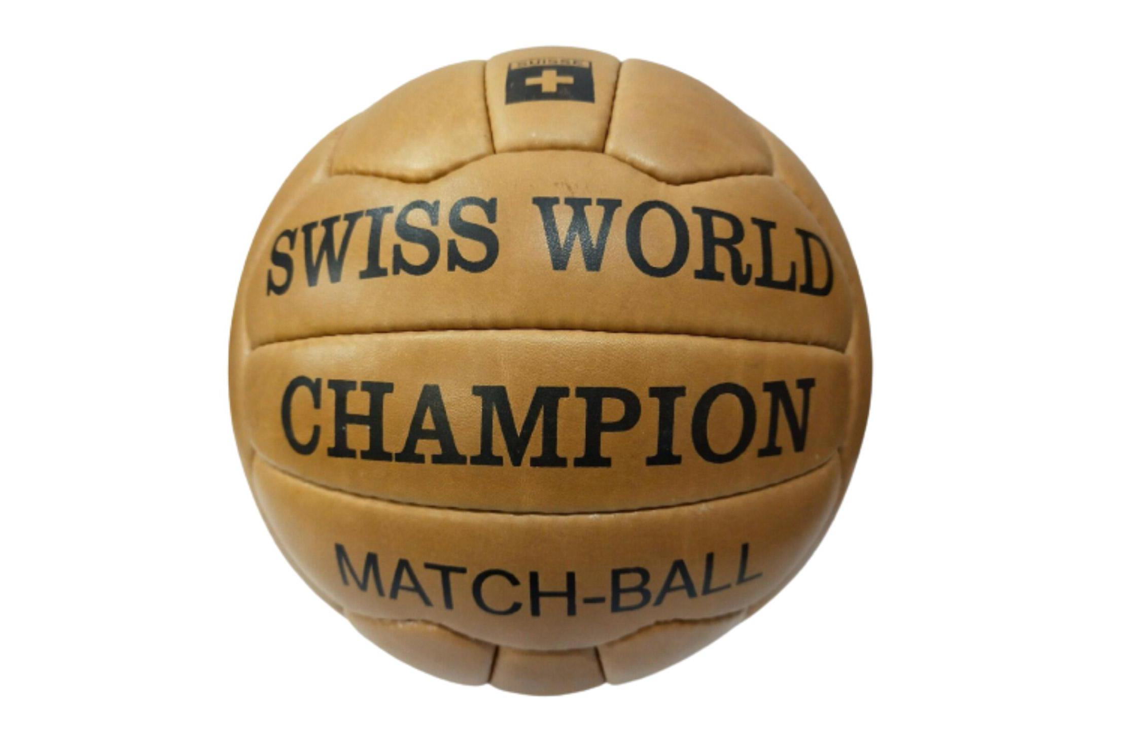 На чемпионате мира-1954 в Швейцарии впервые был использован 18-панельный мяч. Swiss World Champion разработан компанией Kost Sport из Базеля.
