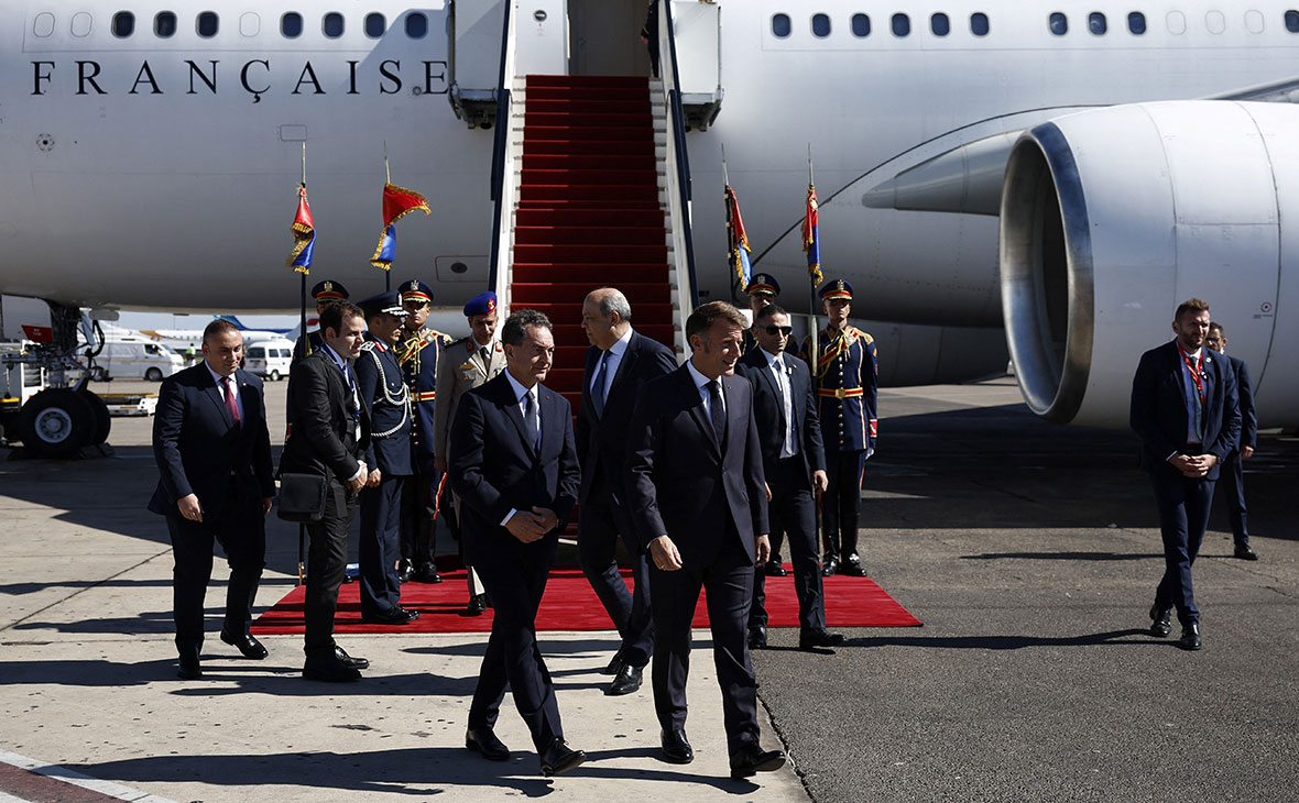 На фото: Эмманюэля Макрона приветствуют посол Франции Эрик Шевалье и министр гражданской авиации Египта Самех Эль-Хефни.