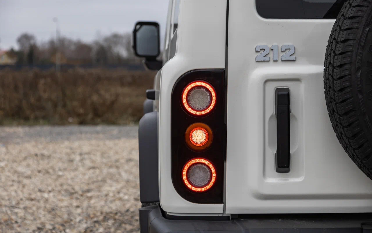 Задние фонари BAW 212 не менее оригинальны, чем передняя оптика — перепутать ни с одной другой моделью не получится