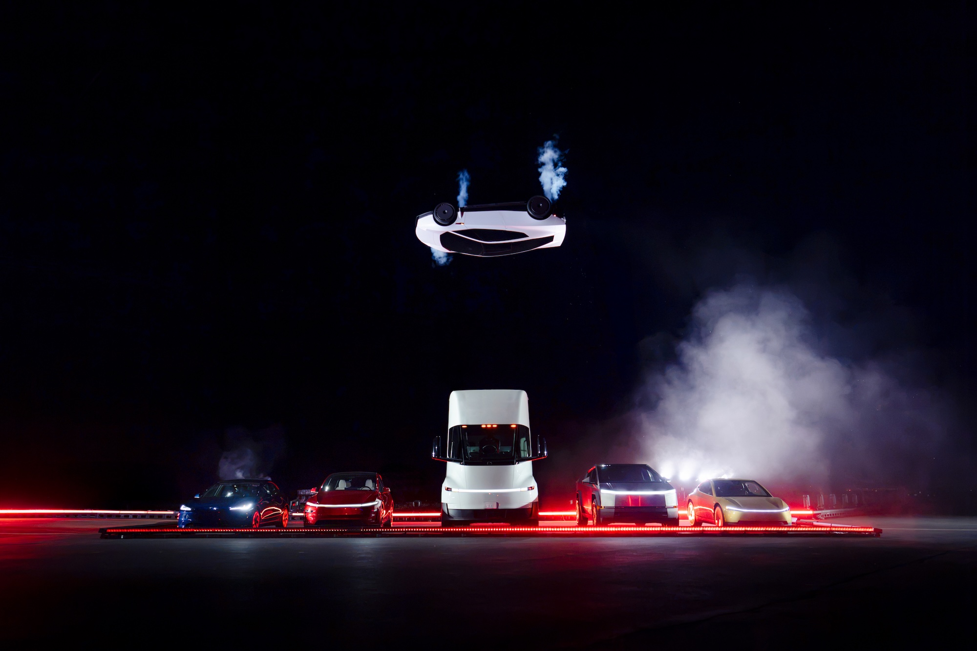 На шоу, посвященном премьере Roadster, новинка пролетела над всеми актуальными моделями Tesla