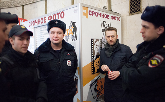 Оппозиционер Алексей Навальный (второй справа) во время задержания на станции метро «Краснопресненская»