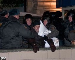 Митингующих в поддержку С.Миронова задерживают в Петербурге