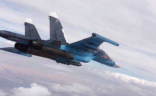 Истребитель-бомбардировщик Су-34 во время нанесения авиаударов в провинциях Ракка и Алеппо