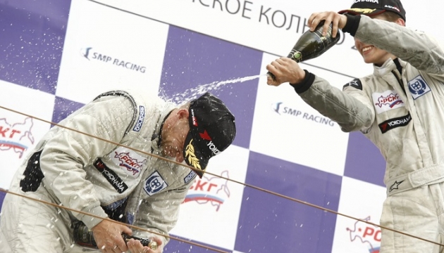 Традиционный душ из шампанского для победителей и призеров этапа (фото – Г. Голышева).