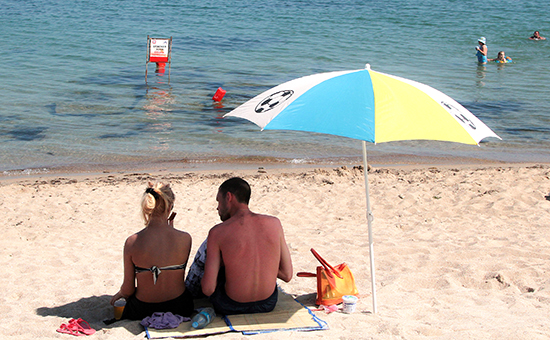 Отдыхающие на&nbsp;пляже в&nbsp;Крыму
