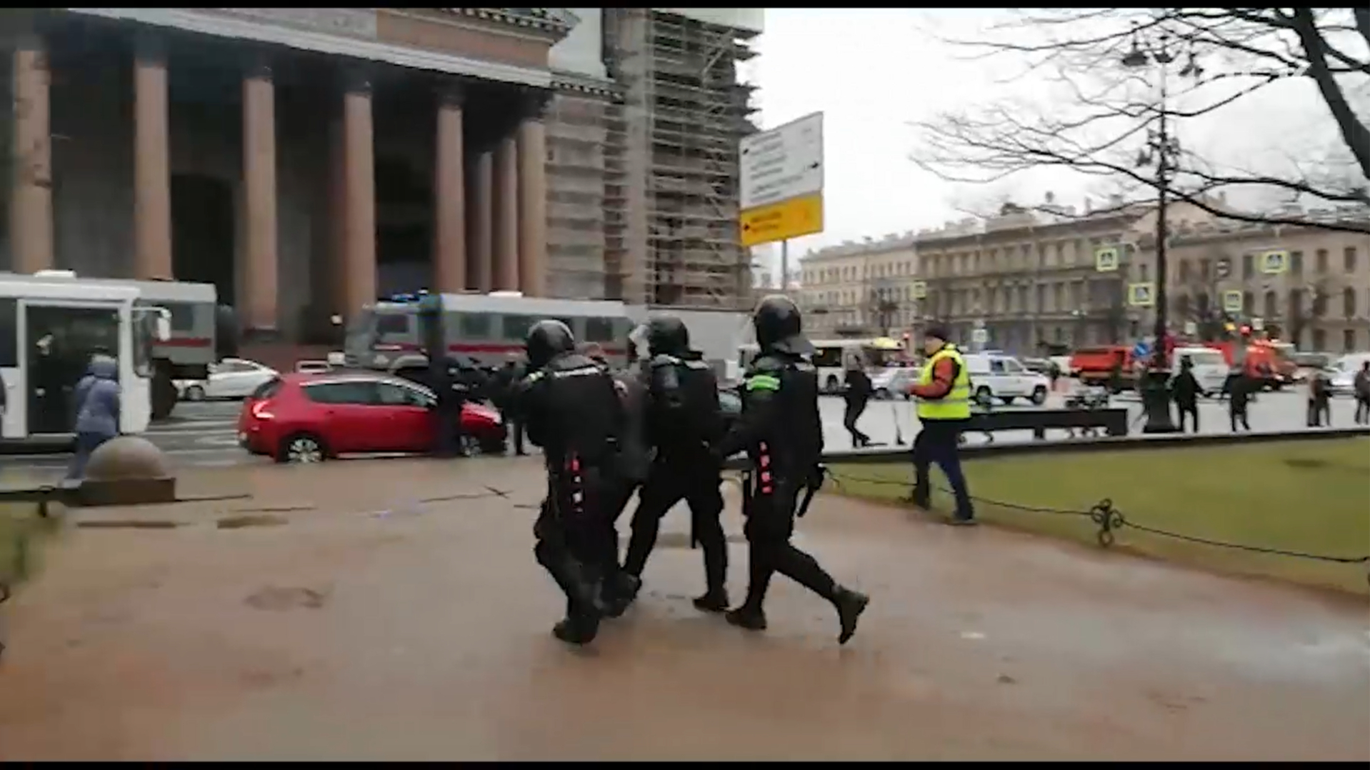 Правозащитники сообщили о задержании почти 500 человек в Петербурге