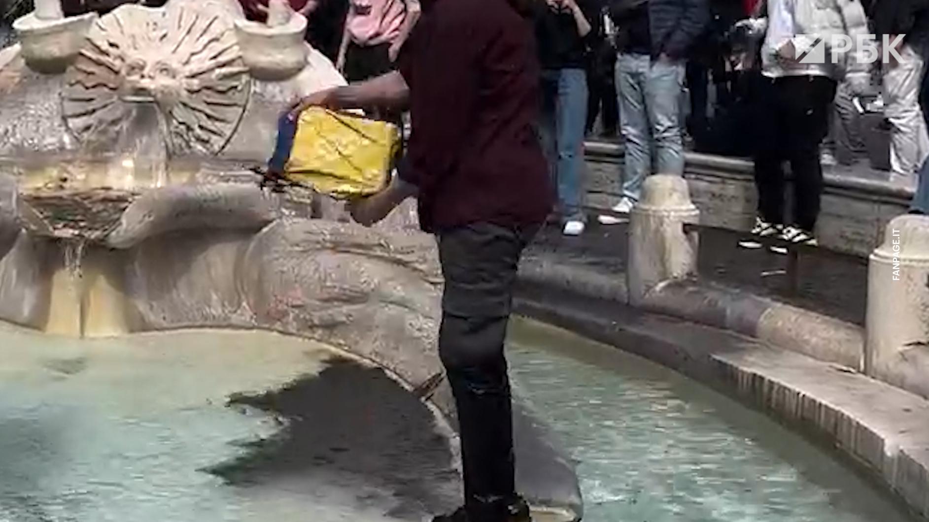 Экоактивисты налили черную краску в фонтан на площади Испании в Риме