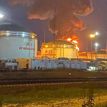 В Краснодарском крае у порта Тамань загорелся резервуар с нефтепродуктами