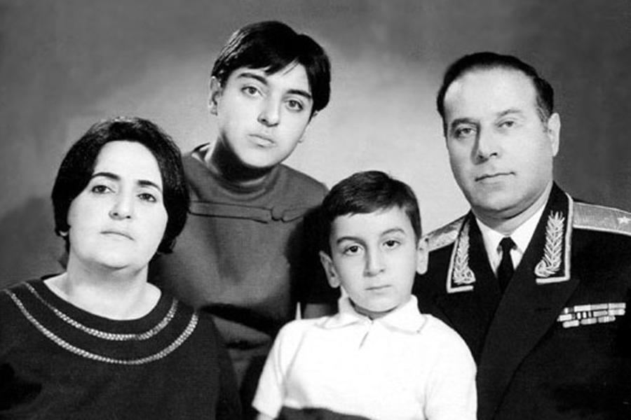 Ильхам Алиев в детстве с родителями и старшей сестрой Севиль