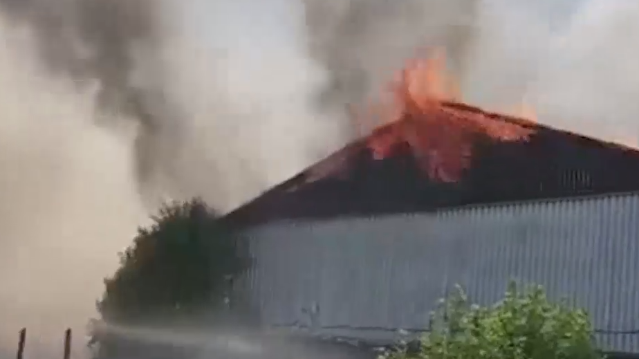 В Иркутской области загорелся крупный склад