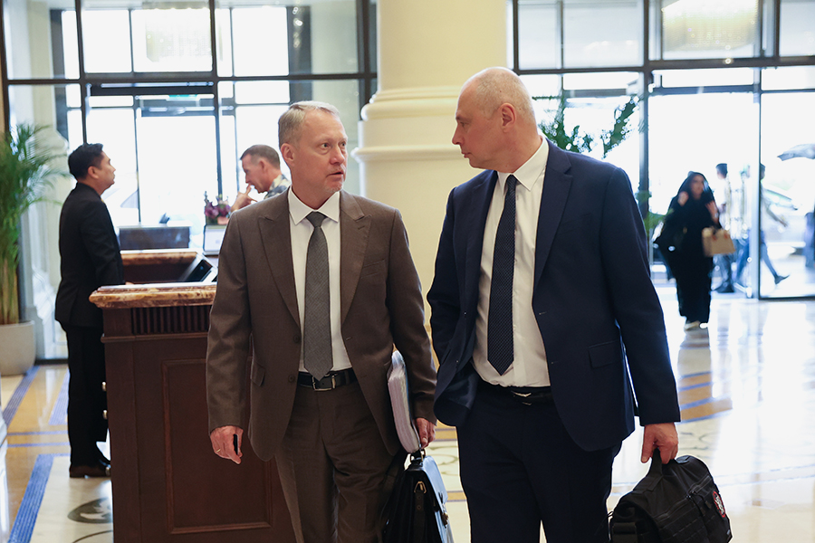 Начальник управления Главного управления Генерального штаба Вооруженных Сил России Александр Зорин (справа) после переговоров