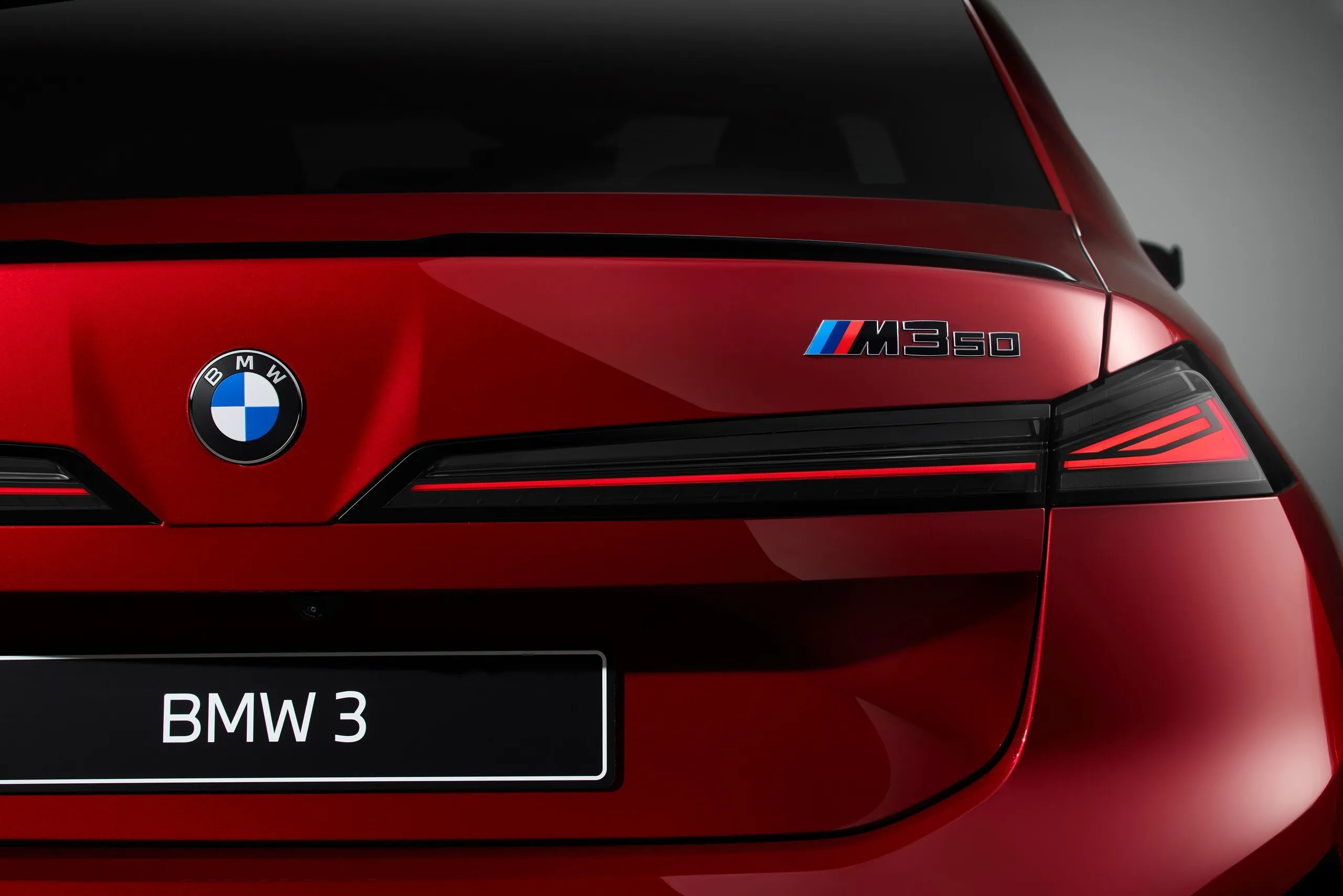 Задняя часть новой &laquo;тройки&raquo; имеет общие черты с моделью BMW 5 Series