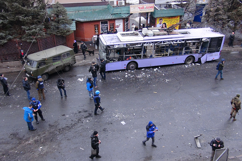На месте обстрела троллейбуса и остановки общественного транспорта в Ленинском районе на юге Донецка