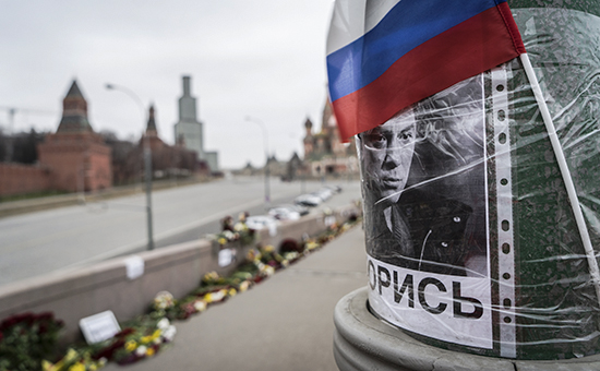 Цветы на&nbsp;месте убийства политика Бориса Немцова



