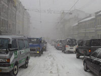 Сильный снегопад парализовал в Тегеране движение транспорта