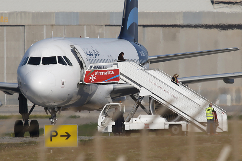 Пассажиры захваченного ливийского самолета покидают лайнер