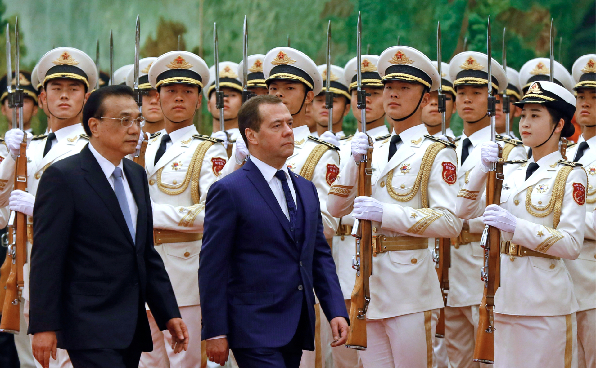 Дмитрий Медведев&nbsp;(в центре) и премьер Государственного совета КНР Ли Кэцян (слева)