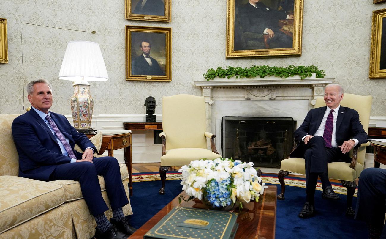 Спикер палаты представителей конгресса США&nbsp;республиканец Кевин Маккарти (слева) и президент США Джо Байден