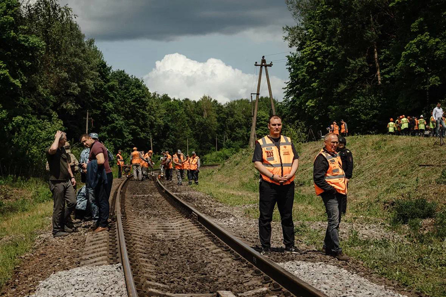 Автомобильное и железнодорожное движение в Железногорском районе планируется восстановить в течение четырех суток, сообщил Хинштейн.