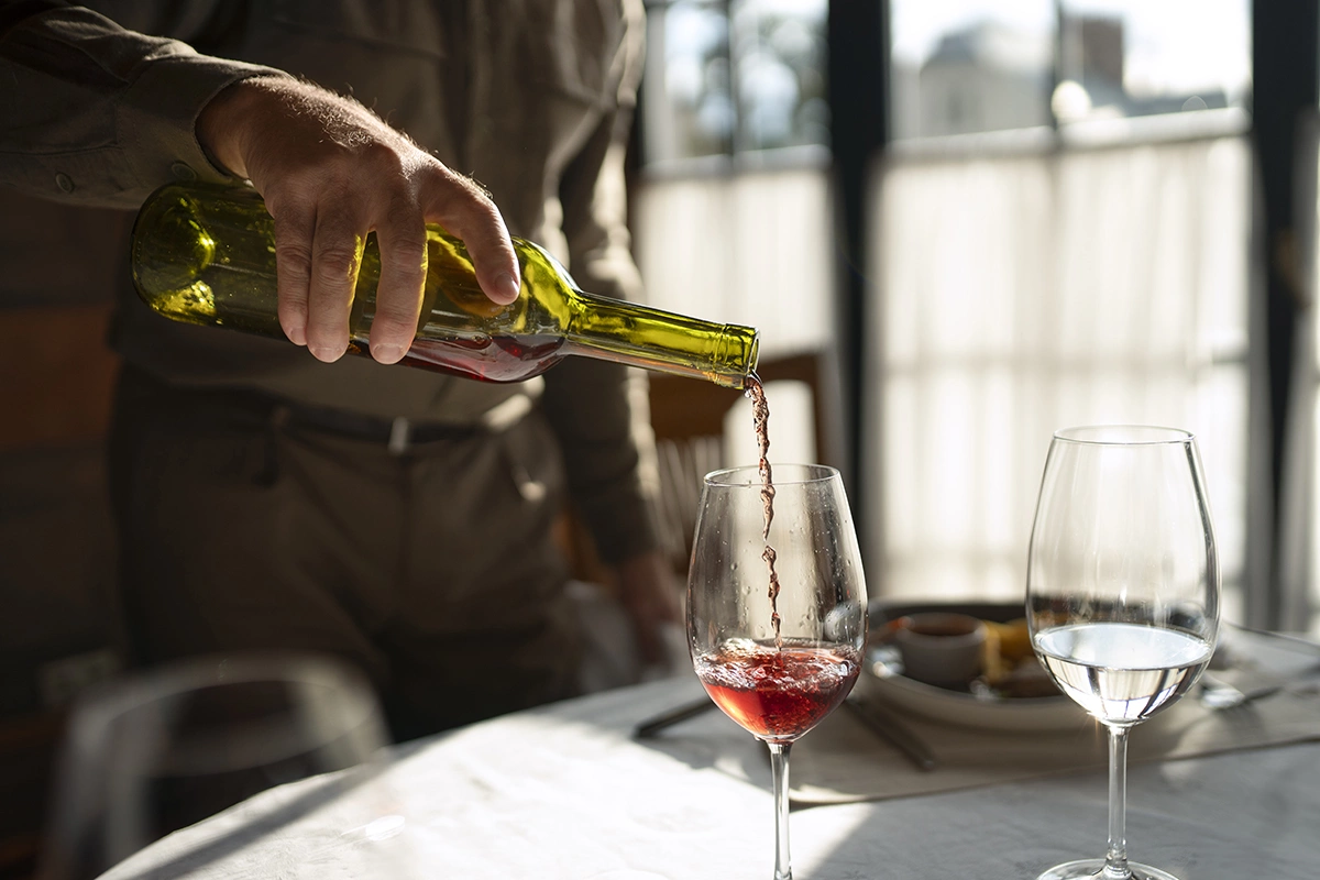 По-настоящему раздражать сомелье могут ситуации, когда гость пытается их чему-то научить