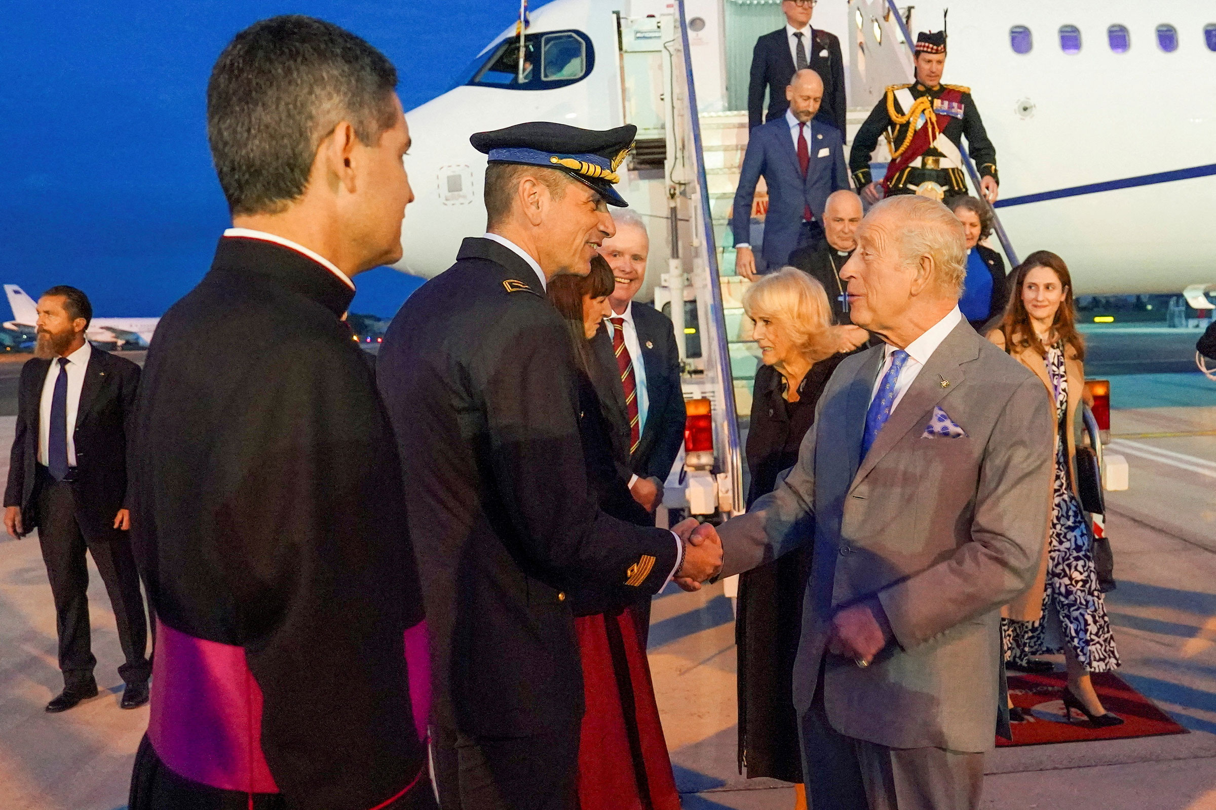 Королевская чета прилетела в аэропорт Рима. Визит состоялся на фоне скандала с младшим братом Карла III принцом Эндрю, который был вынужден отказаться от ряда почетных титулов после обвинения в участии в изнасиловании и связях с американским финансистом Джеффри Эпштейном, причастным к торговле людьми и вовлечению в сексуальную эксплуатацию.