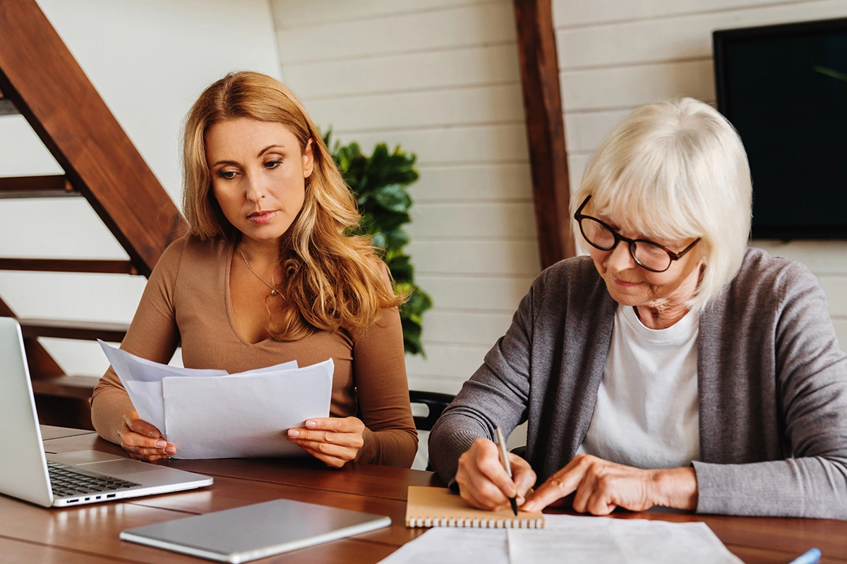 Поверенным может стать любой совершеннолетний и дееспособный человек, если доверитель уверен в нем и готов передать соответствующие полномочия