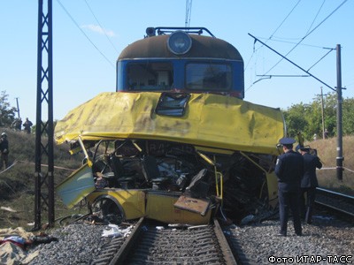 На Украине поезд врезался в автобус: десятки погибших и раненых