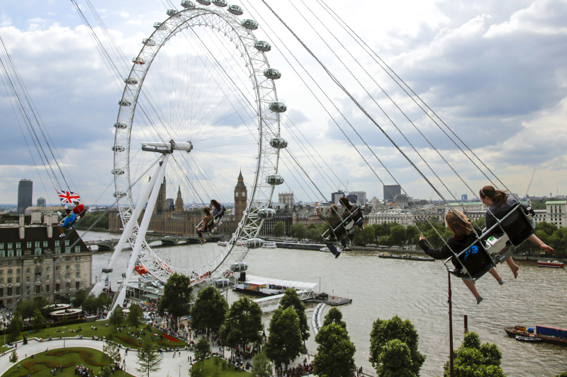 Колесо London Eye открылось в&nbsp;марте 2000 года на&nbsp;берегу Темзы. В марте 2008 года около&nbsp;400 пассажиров более часа были заблокированы на&nbsp;колесе во&nbsp;время устранения аварийной неполадки.
