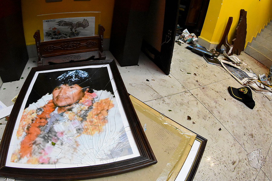 Разбитый портрет Эво Моралеса на полу его частной резиденции в городе Кочабамба у подножия Кордильер. Сторонники оппозиции ворвались в резиденцию 10 ноября. В тот&nbsp;же день Моралес объявил об отставке​
