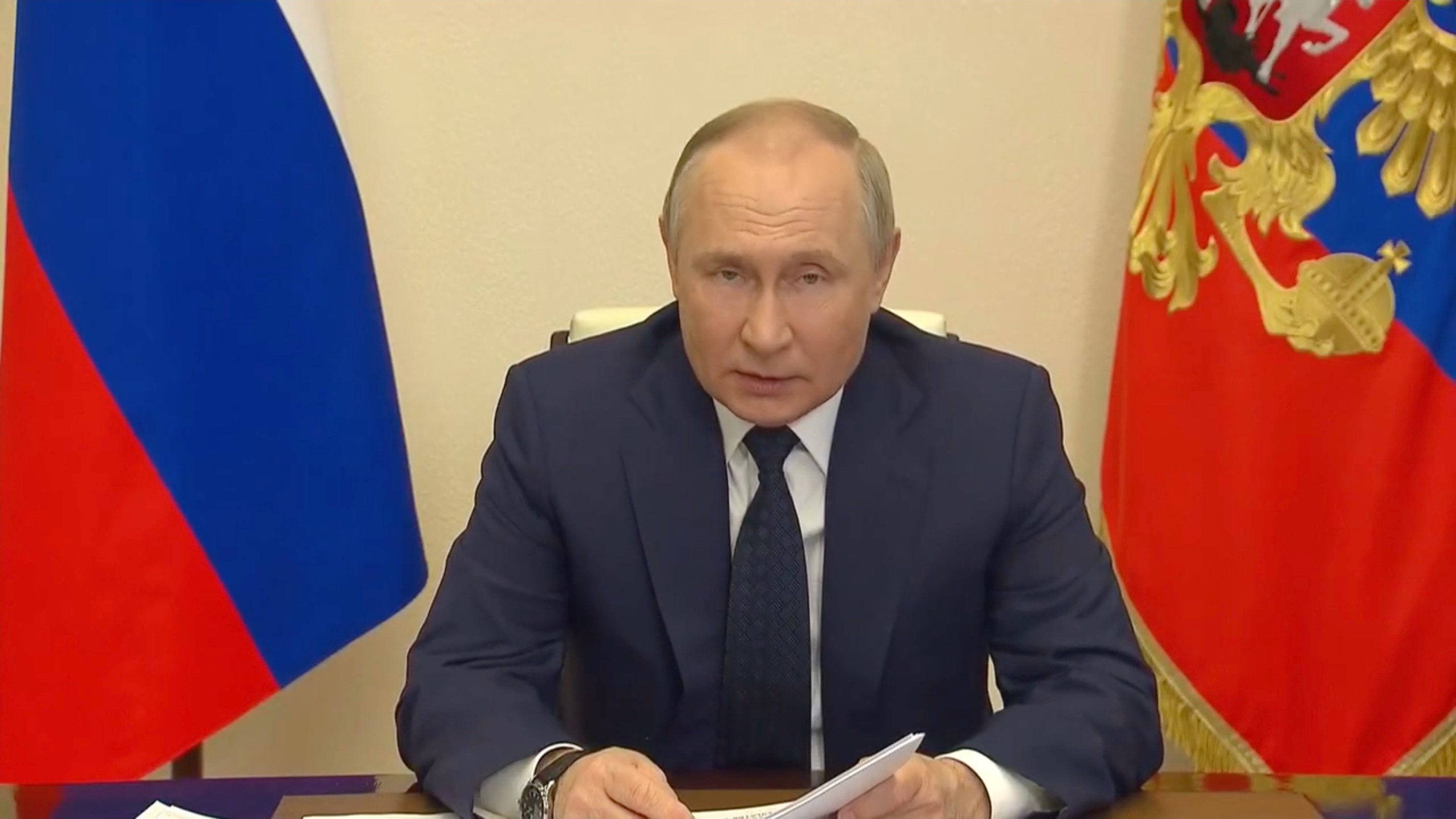 Путин поручил перевести платежи за газ в рубли для недружественных стран
