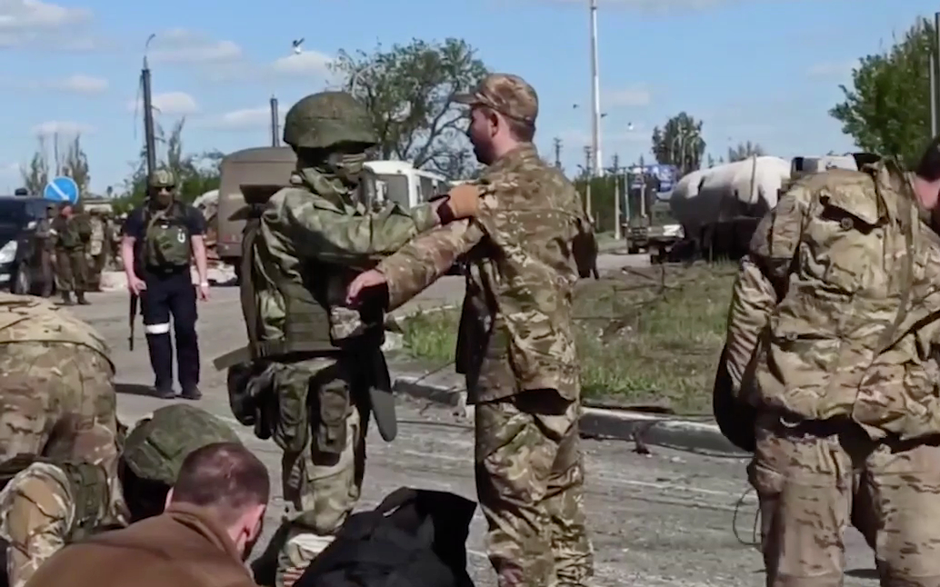 Минобороны показало кадры сдачи в плен украинских военных с «Азовстали»