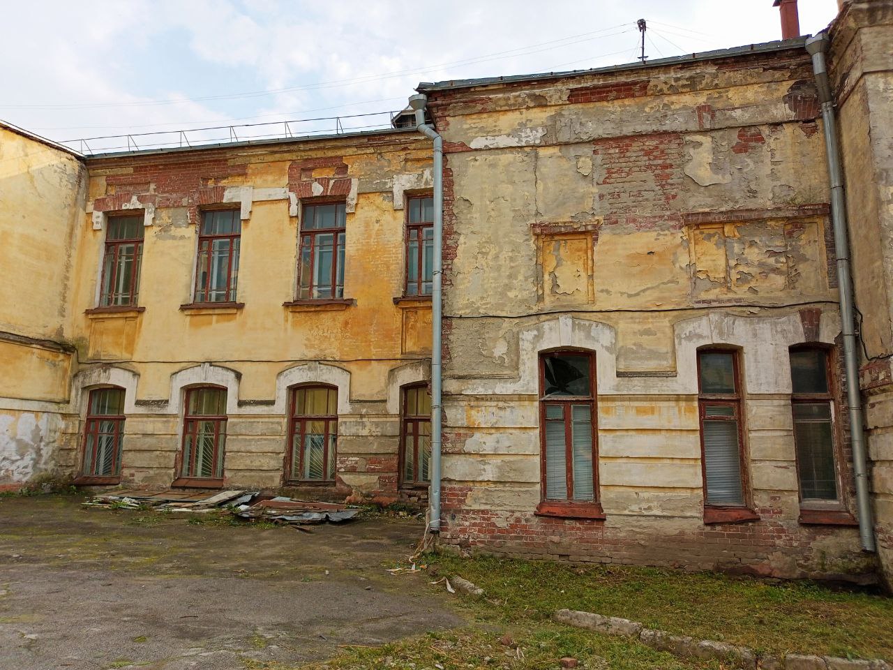 Согласно данным Публичной кадастровой карты, на земельном участке, где расположена школа по ул. Якушева, 21, нет других построек.