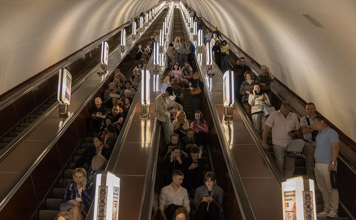 Люди укрываются в метро во время воздушной тревоги