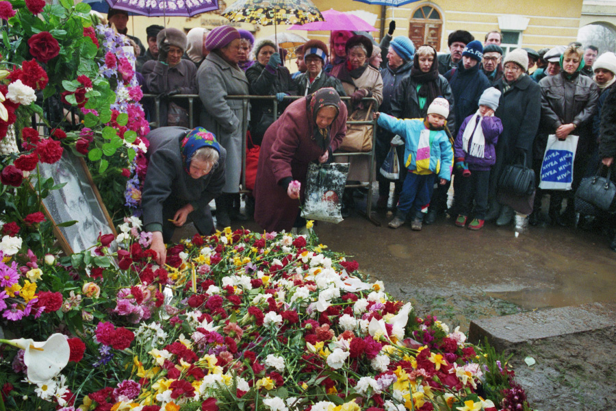 Церемония поминовения на сорок дней со дня трагической гибели тележурналиста Владислава Листьева на Ваганьковском кладбище в Москве, 9 апреля 1995&nbsp;г.