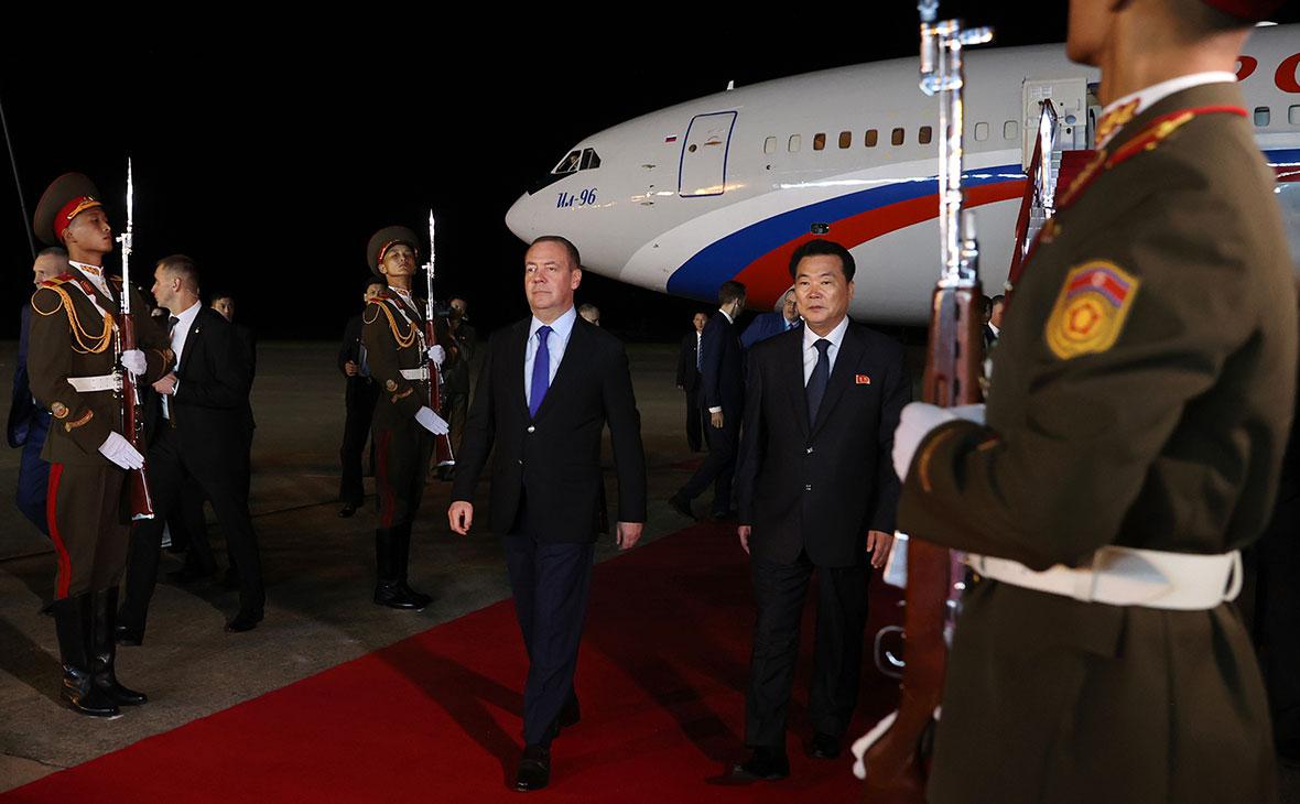 Дмитрий Медведев и Им Чхон Ир во время встречи в аэропорту Пхеньяна, 8 октября 2025 года