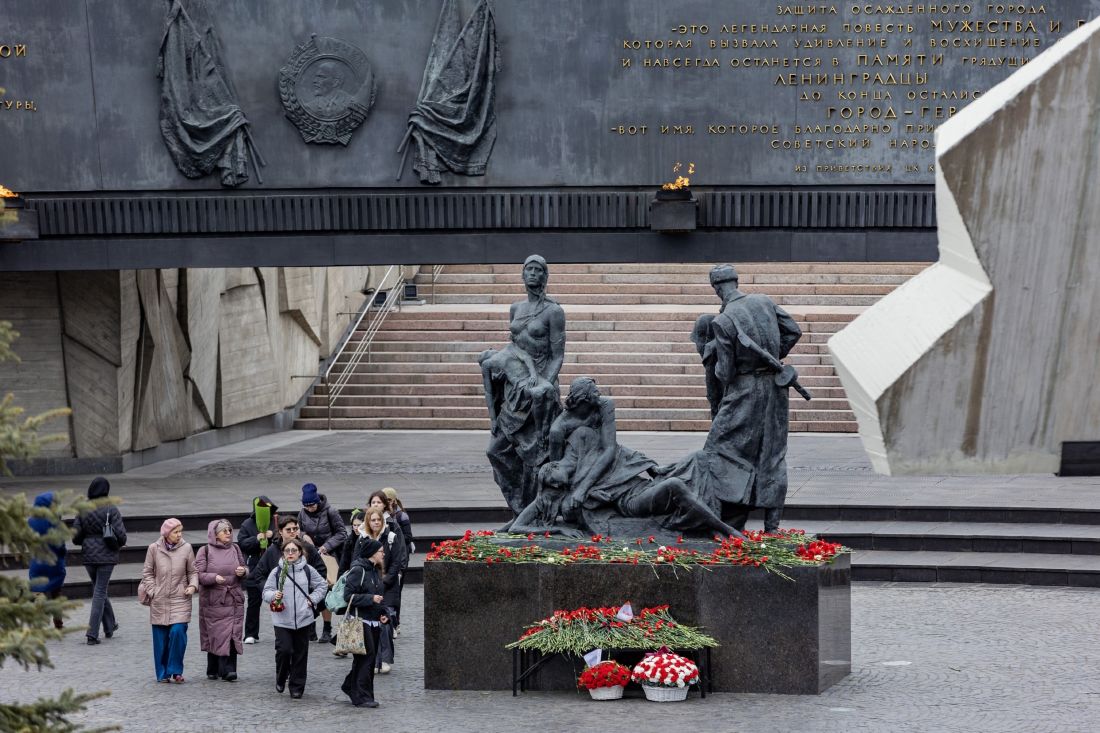Скульптурная группа &laquo;Блокада&raquo; на площади Победы в Санкт-Петербурге