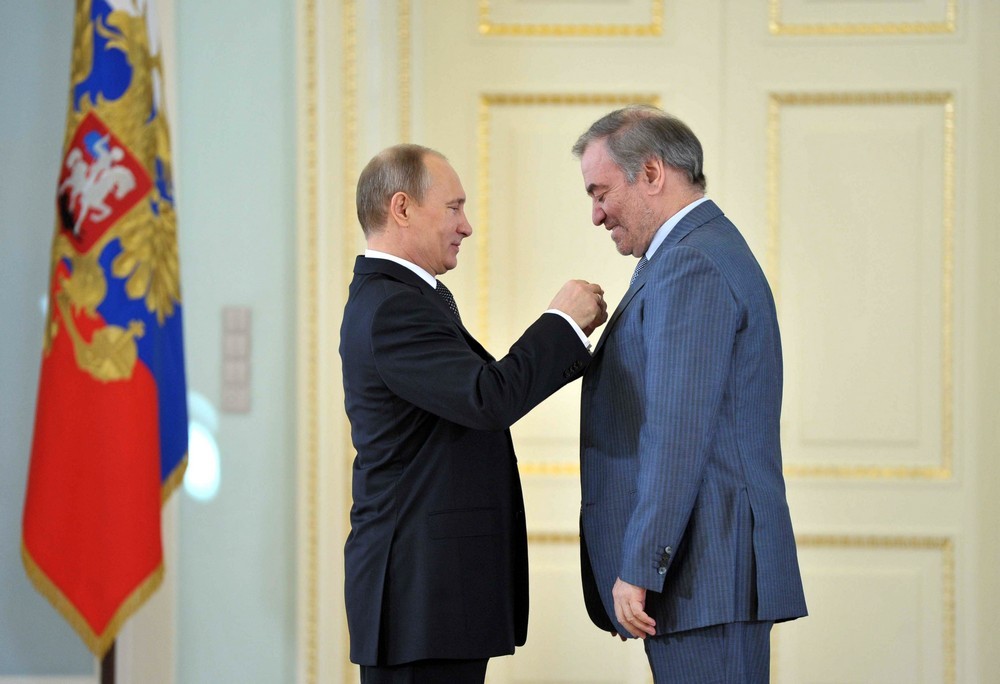 Владимир Путин впервые в современной истории присвоил звание Героев Труда